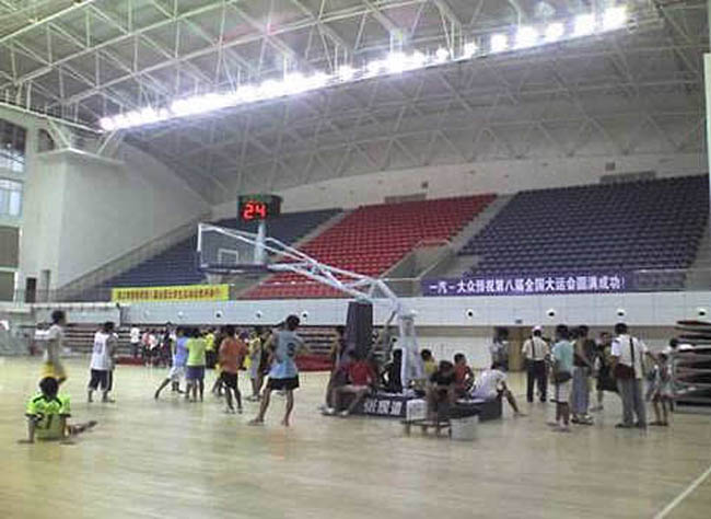 深圳室内篮球馆体育看台螺栓球网架